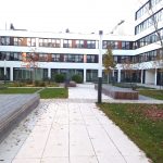 Zdjęcie zarejestrowane w plenerze: Na wolnym powietrzu ujawniają się problemy aparatu z balansem bieli. Niebo jest za jasne. Mimo dobrego oświetlenia na zdjęciu widać szum.