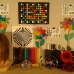 Zdjęcie laboratoryjne zarejestrowane przy sztucznym świetle: Prawdziwą piętą achillesową aparatu jest fotografowanie przy sztucznym świetle. W trybie automatycznym trudno o poprawny dobór balansu bieli.