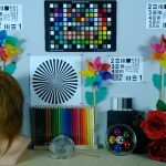 Zdjęcie laboratoryjne zarejestrowane przy świetle dziennym: Testowa fotografia zarejestrowana przy symulowanym świetle dziennym jest bardzo ostra i kontrastowa, ale pojawiło się wyraźne niebieskie przebarwienie.