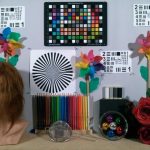 Zdjęcie laboratoryjne zarejestrowane przy sztucznym świetle: Przy sztucznym świetle barwy nie stają się zbyt ciepłe – oznacza to, że telefon nie ma problemu z ustawianiem balansu bieli. Kontrast i ekspozycja zdjęć również są prawidłowe. Przyglądając się bardzo dokładnie, możemy dostrzec jedynie lekko podniesioną temperaturę barwową w centralnych partiach obrazu.