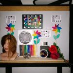 Zdjęcie laboratoryjne zarejestrowane w ciemności z lampą błyskową: Zamiast lampy ksenonowej projektanci Lumii 1520 zastosowali dwie diody LED. Mocno rozjaśniają one środek kadru, lecz im dalej od niego, tym robi się ciemniej.