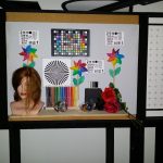 Zdjęcie laboratoryjne zarejestrowane w ciemności z lampą błyskową: Lampa błyskowa równomiernie rozjaśnia kadr, a aparat poprawnie ustawia ostrość.