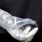 Bioniczne ramię sterowane myślami w końcu dopuszczone do sprzedaży