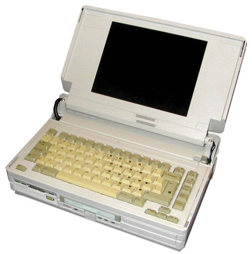 Compaq Portable SLT/286 1903 – jeden z najnowocześniejszych laptopów w roku 1988. Najbardziej trwałe egzemplarze działające do dziś są jedynie nieużyteczną ciekawostką dla pasjonatów technologii i hobbystów