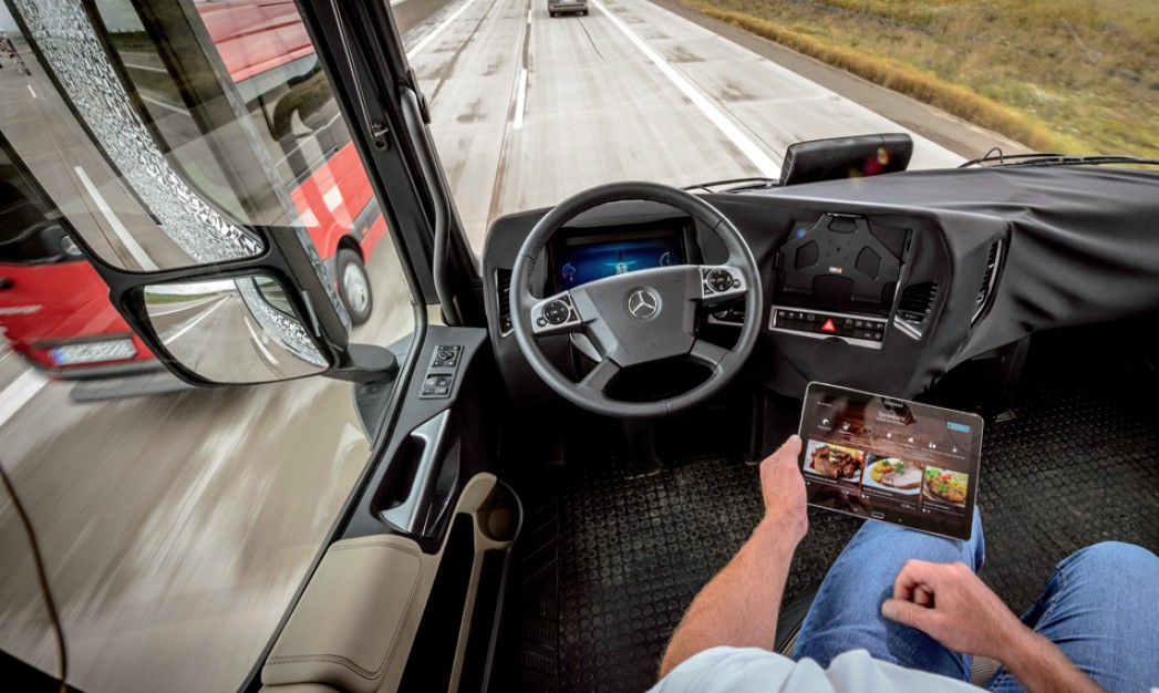 Z zewnątrz Future Truck 2025 wygląda jak zwykła ciężarówka. Tym, co istotne, jest życie wewnętrzne: podczas gdy kierowca studiuje kartę dań najbliższej restauracji, SI prowadzi ciężarówkę na autostradzie