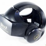 VFX1 - Bardzo prymitywny przodek Oculusa. Wyposażony w dwa wyświetlacze ciekłokrystaliczne z aktywnymi matrycami VFX1 potrafił wyświetlać obraz rozdzielczości 789×230 przy bardzo małym zakresie pola widzenia (53 poziomo i 35 pionowo). W połowie lat 90. stanowił on jednak marzenie każdego gracza i zrobił furorę na Gambleriadzie.