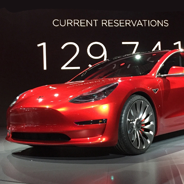 Tesla zaskoczona liczbą zamówień na Model 3