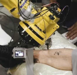 Pierwszy tatuaż wykonany przez robota przemysłowego