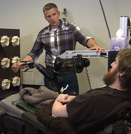 Implanty w mózgu pomogły odzyskać czucie sparaliżowanemu mężczyźnie