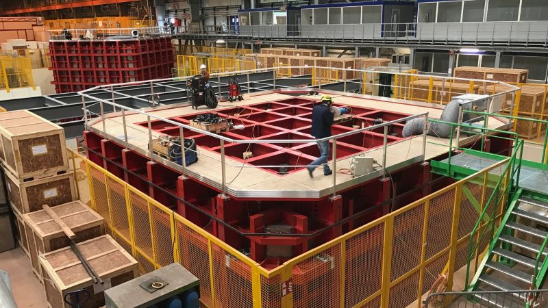 Mniejsza wersja zbiornika, jakich naukowcy użyją przy projekcie DUNE. Ten znajduje się w CERN pod Genewą. (fot. Ryan F. Mandelbaum)

