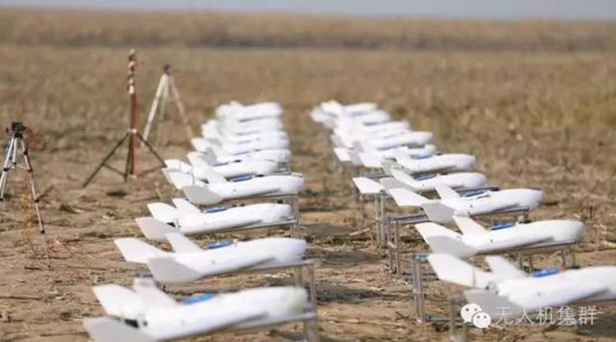 rój chińskich dronów