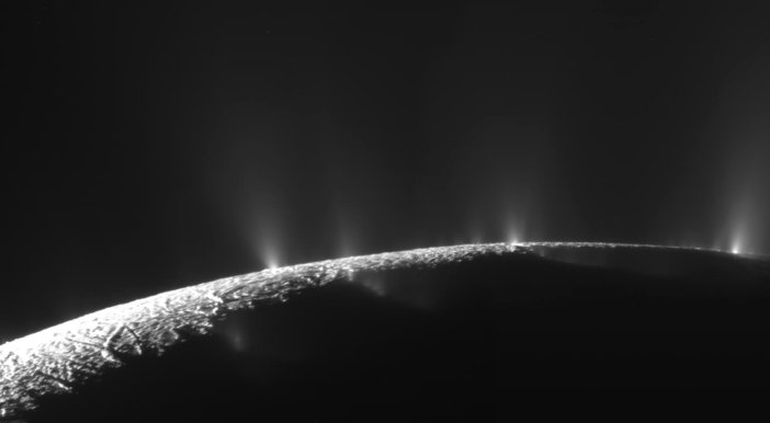 Cassini - lodowe gejzery Enceladusa