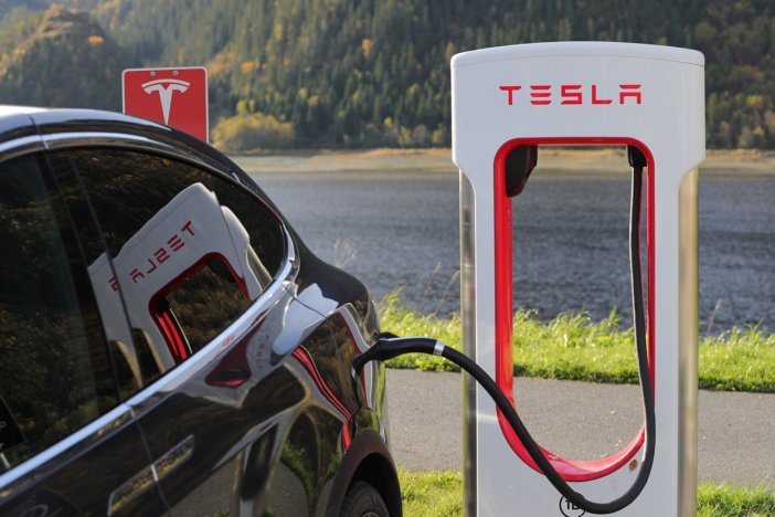 Tesla przy superchargerze
