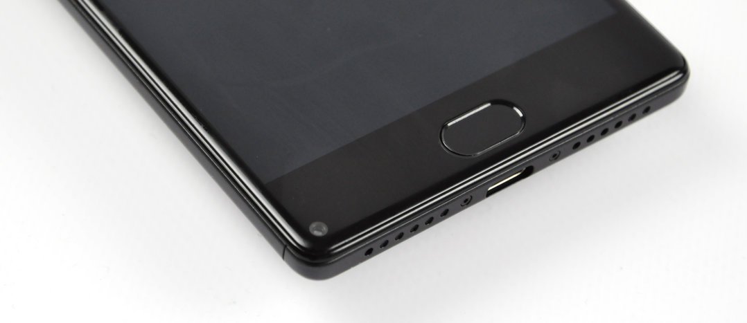 Przednia kamera umieszczona została w lewym dolnym narożniku