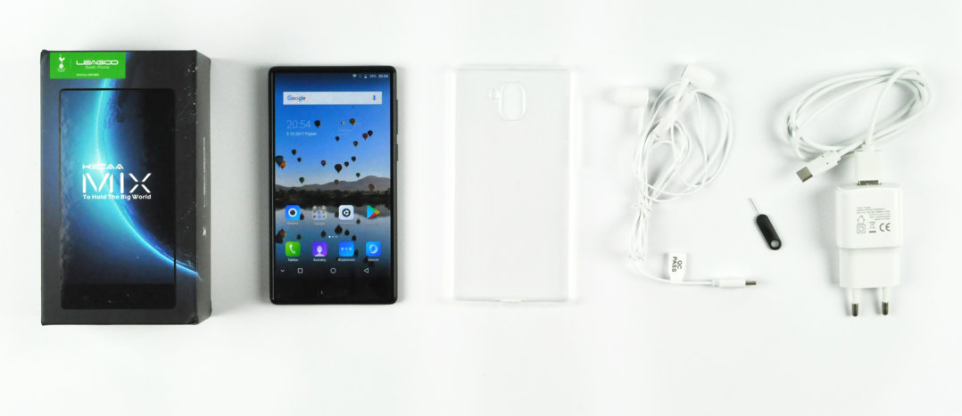 W pudełku znajdziemy zestaw słuchawkowy, plastikowe etui, ładowarkę oraz igłę do wyciągania tacki karty SIM