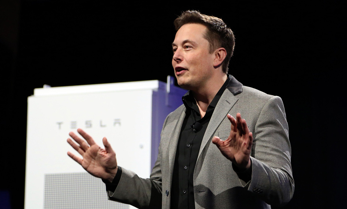 Zarząd Tesli sprawdza, czy Elon Musk popchnął pracownika