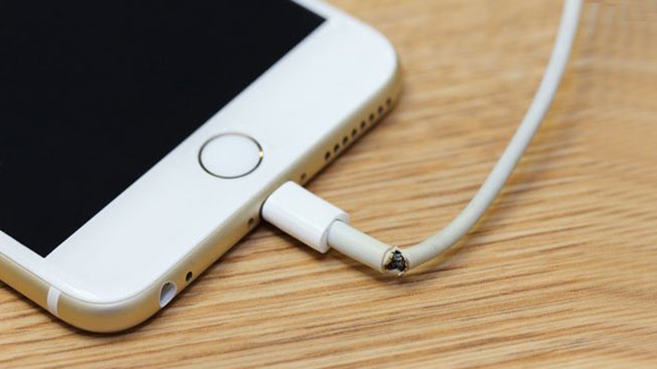 Nastolatka zmarła rażona prądem z ładowarki do iPhone’a