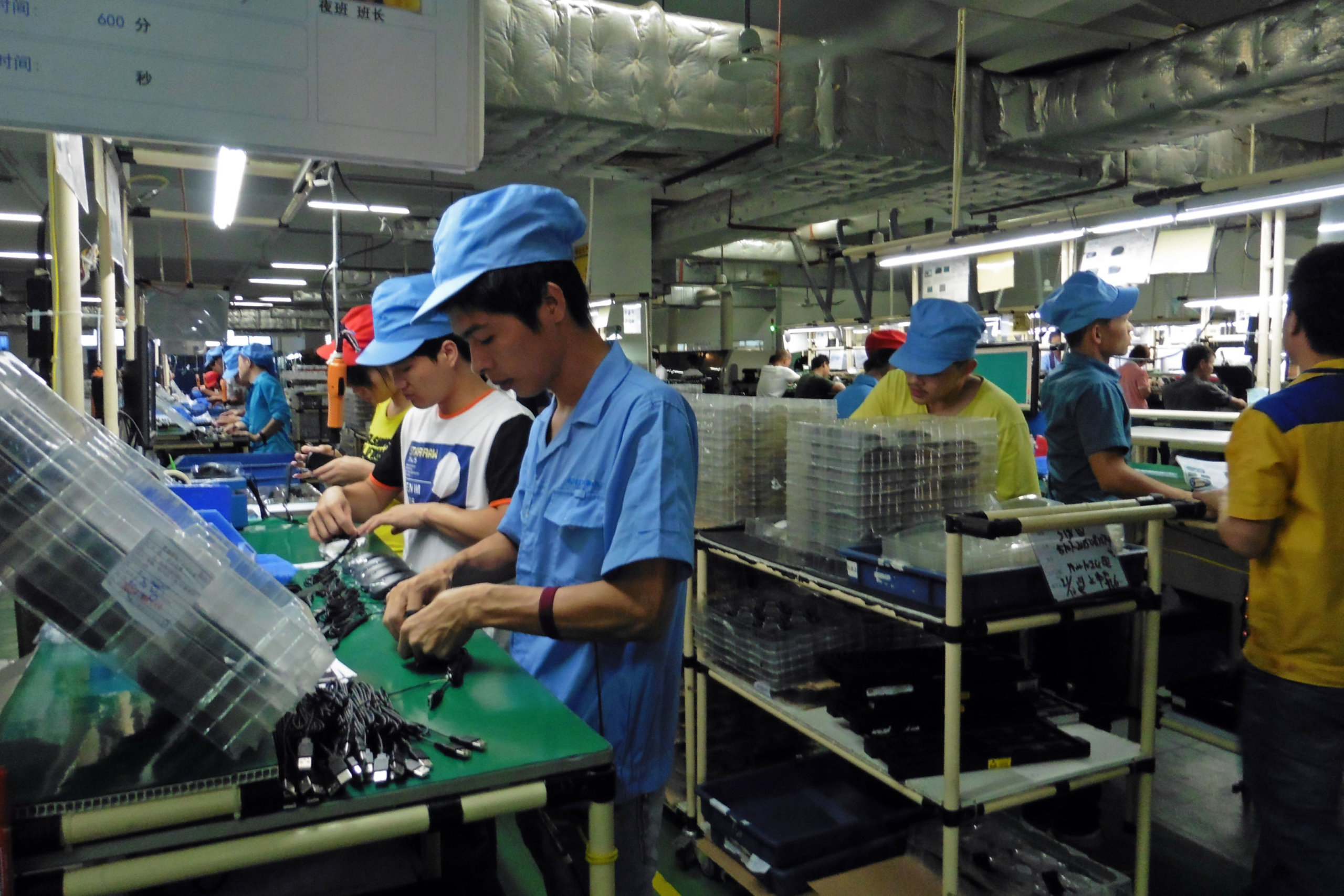 Pracownicy chińskich firm noszą czapki z czytnikami fal mózgowych