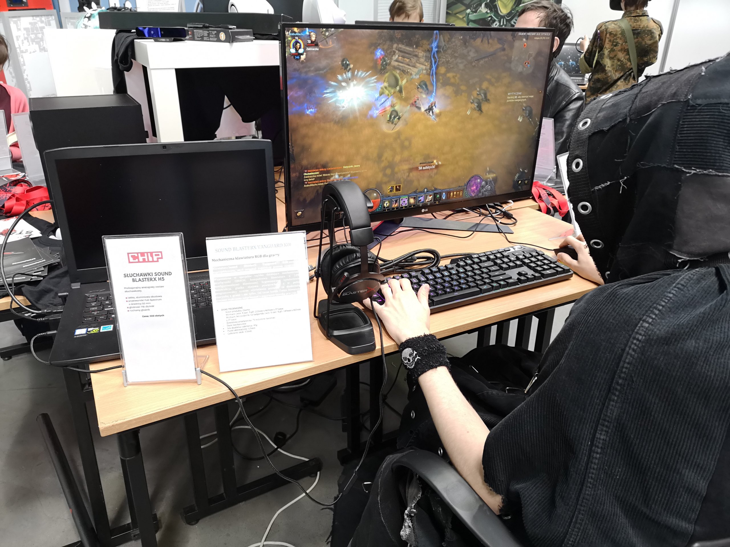 Tu się gra! Na wydajnym laptopie Asus ROG, z monitorem LG i osprzętem Creative wymiata także władca ciemności... (fot. Konstanty Młynarczyk)
