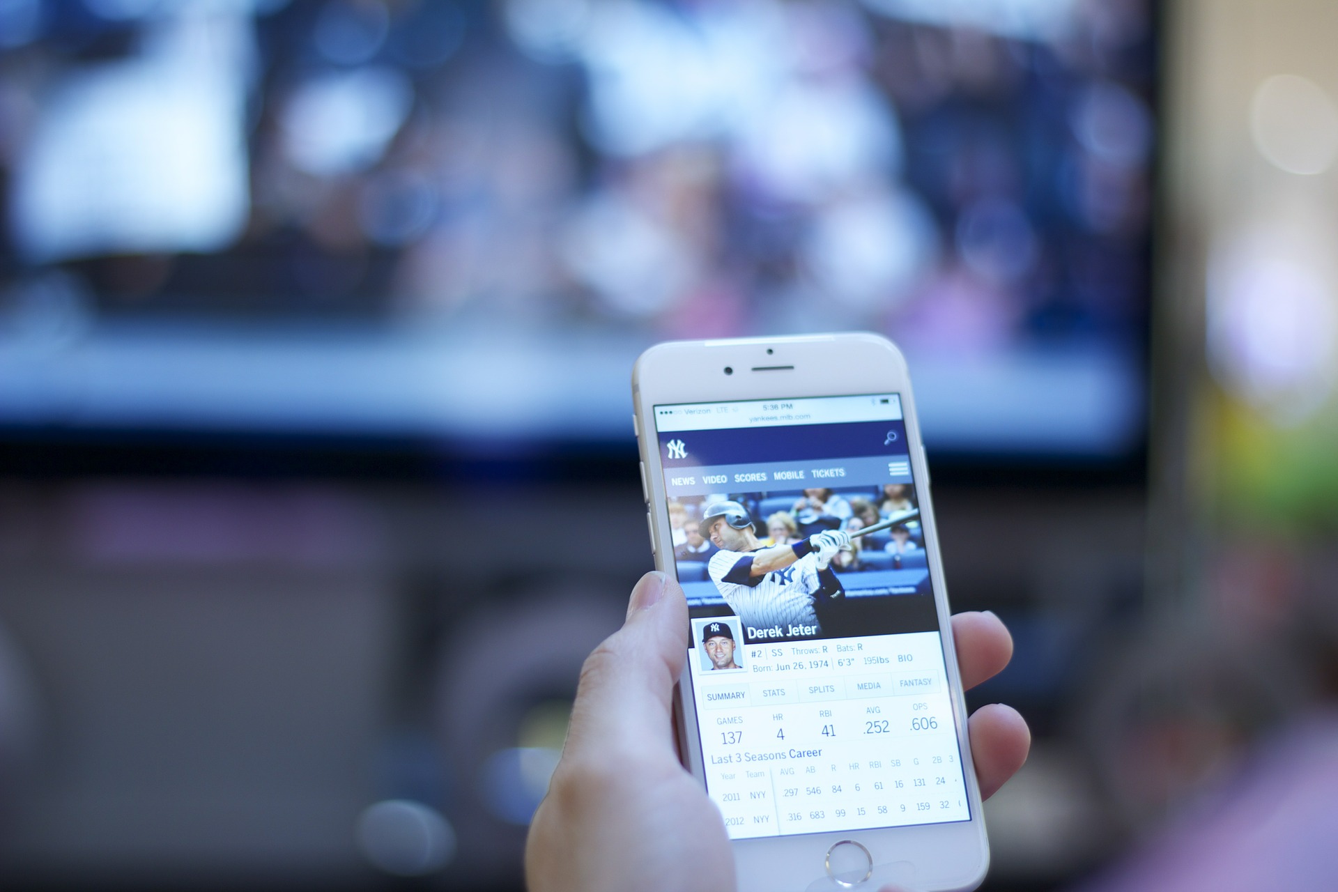 90% internautów korzysta ze smartfonów w czasie reklam TV