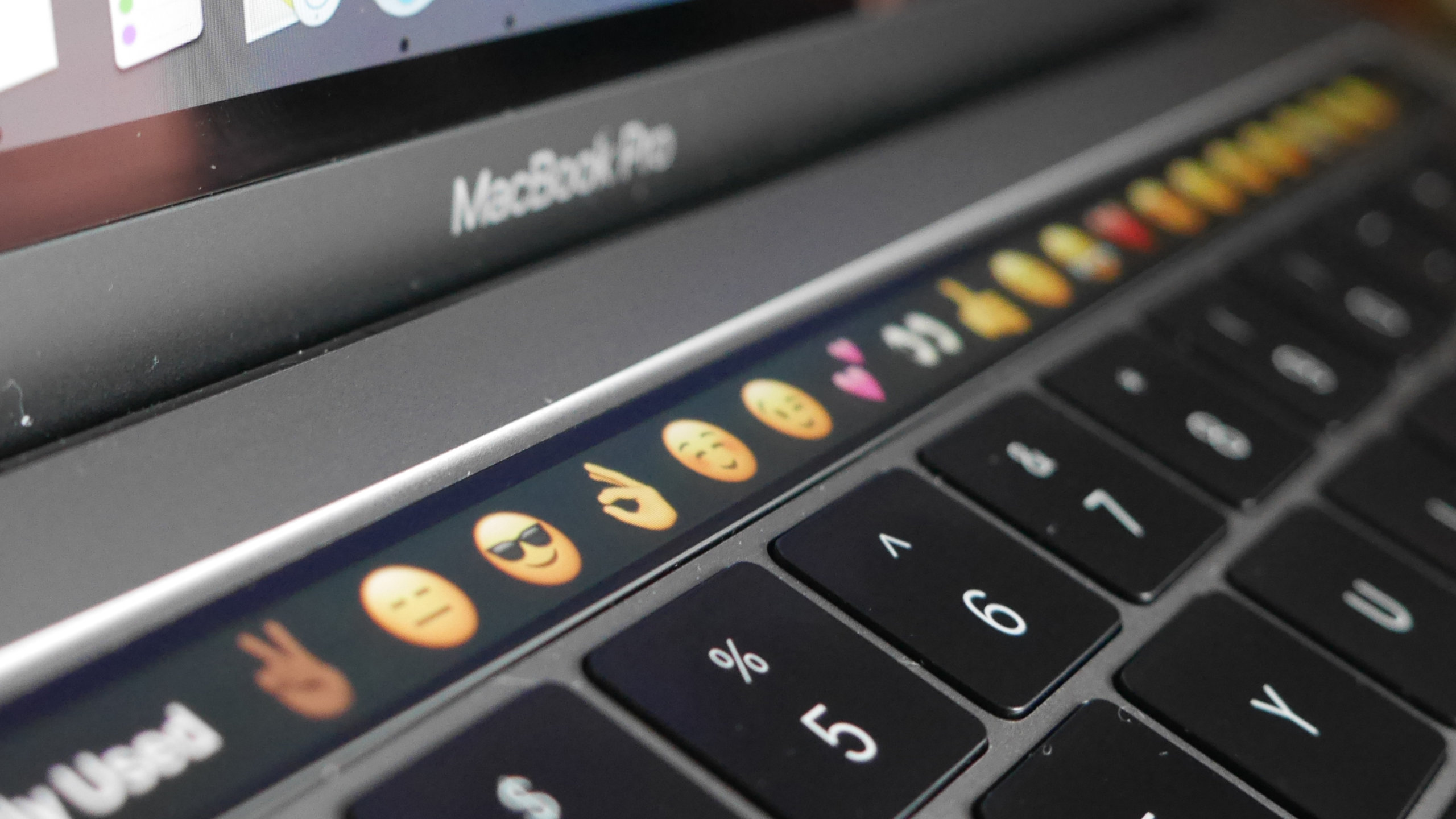 Apple naprawia problem throttlingu w MacBooku Pro 2018