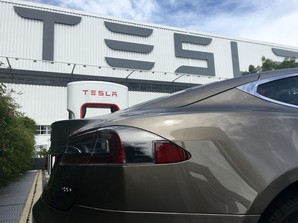 Tesla oszukuje inwestorów – twierdzi zwolniony pracownik