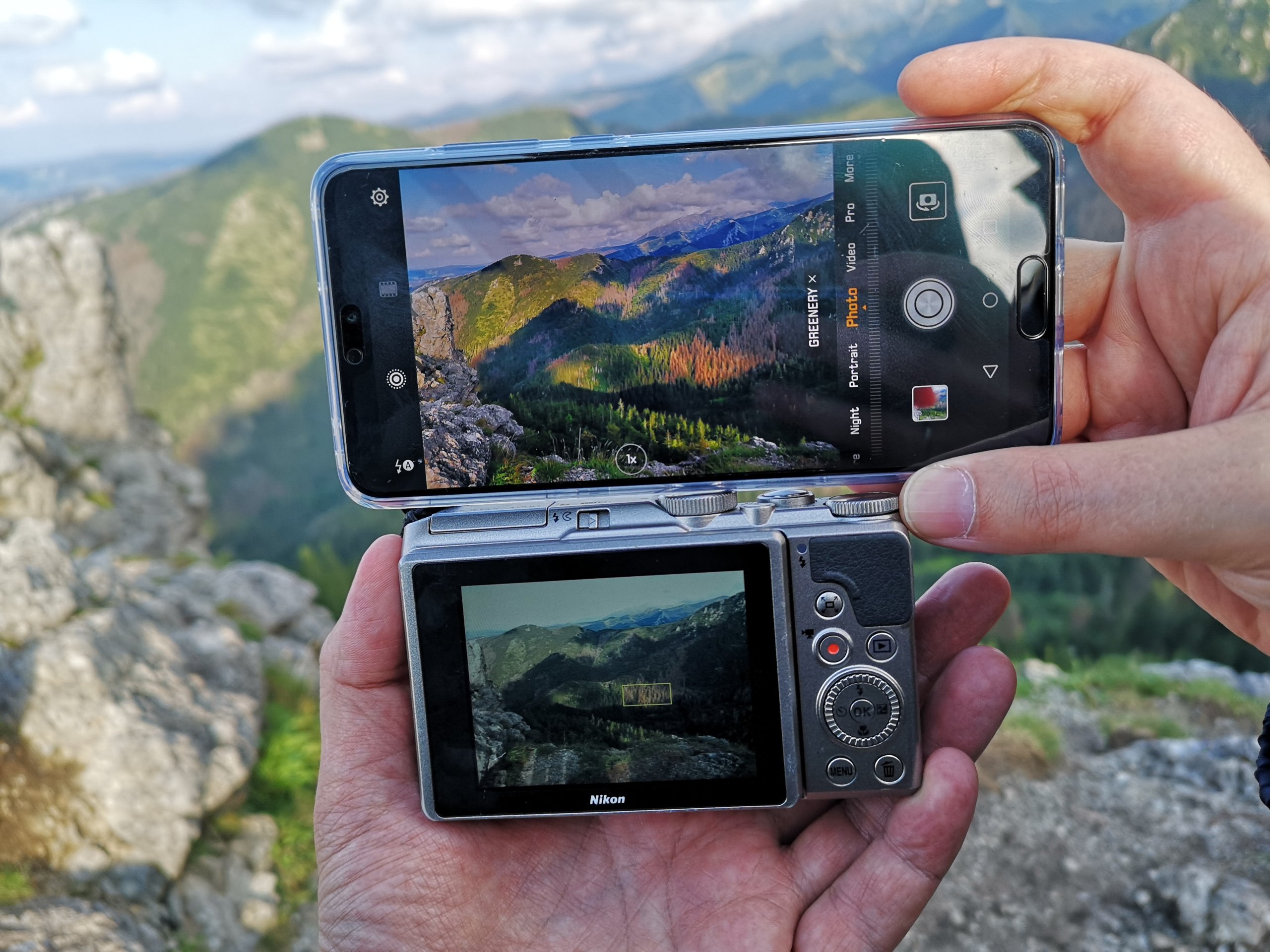 Co lepsze, smartfon czy aparat fotograficzny? [WIDEO]