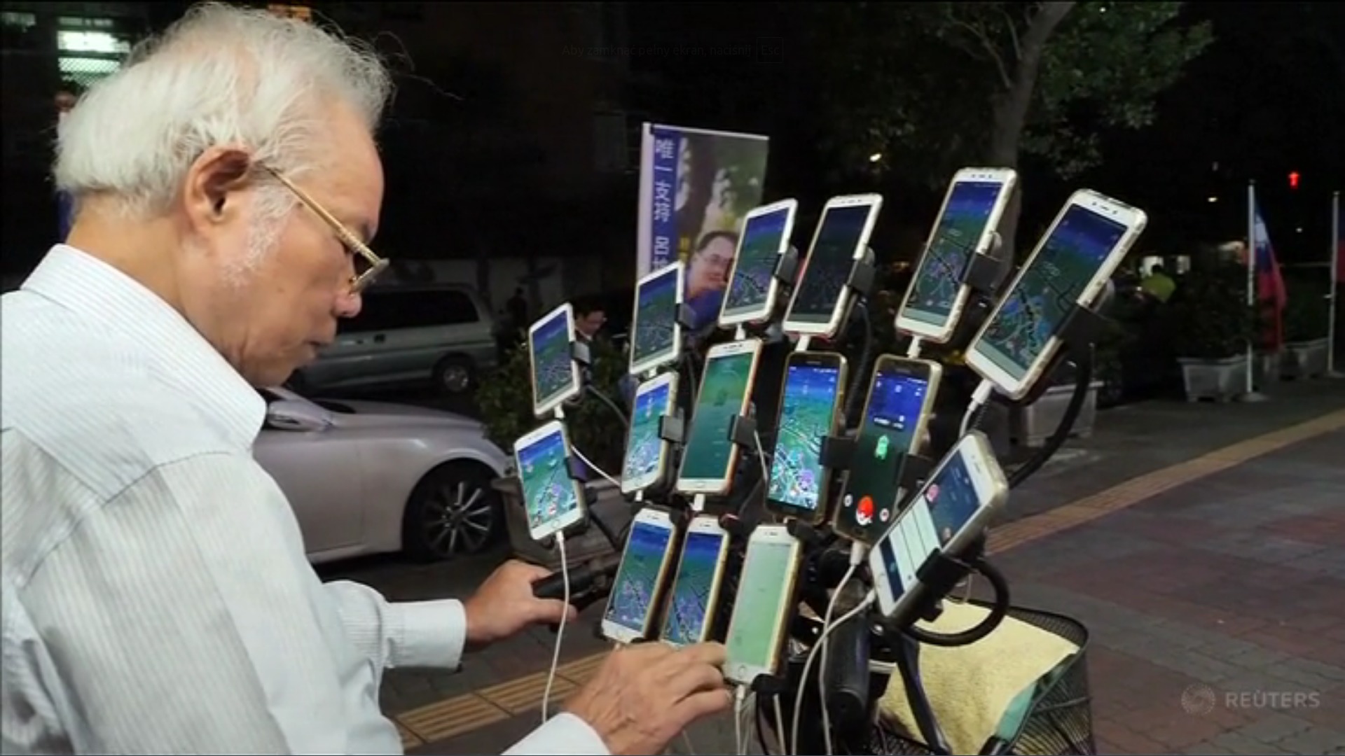 Pokemonowy dziadek z Tajwanu łapie potwory 15 telefonami naraz