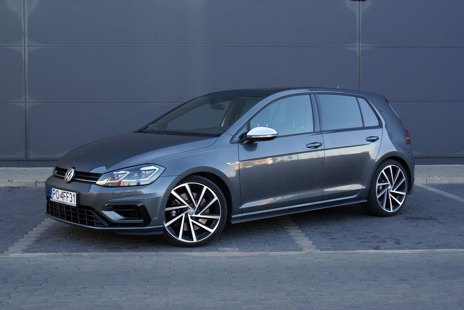 VW Golf R z zewnątrz