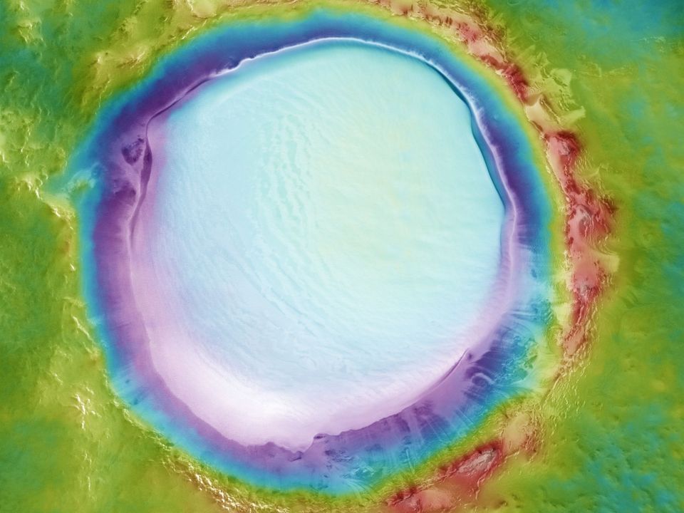 krater wypełniony lodem
