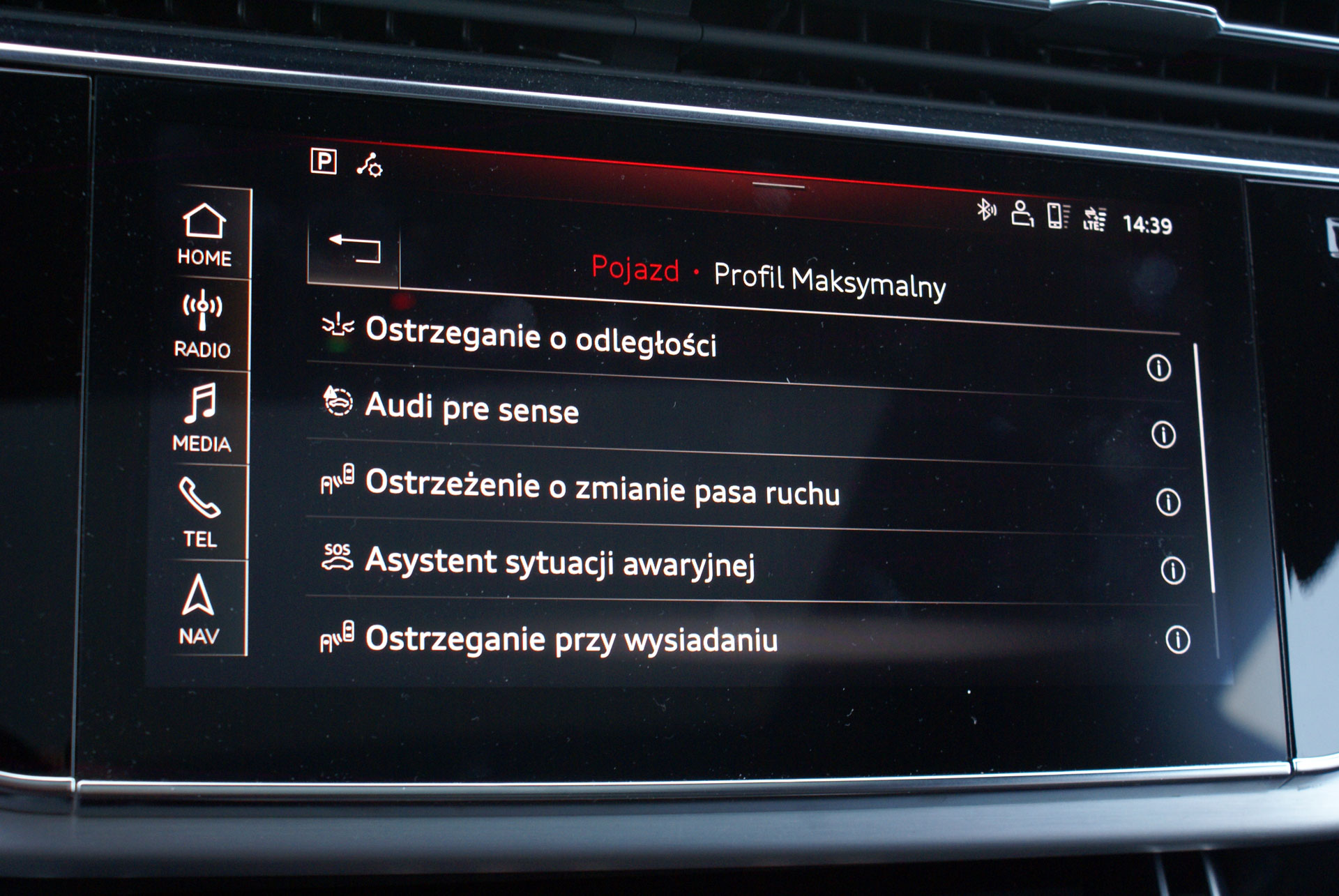 Audi Q8 - asysta kierowcy