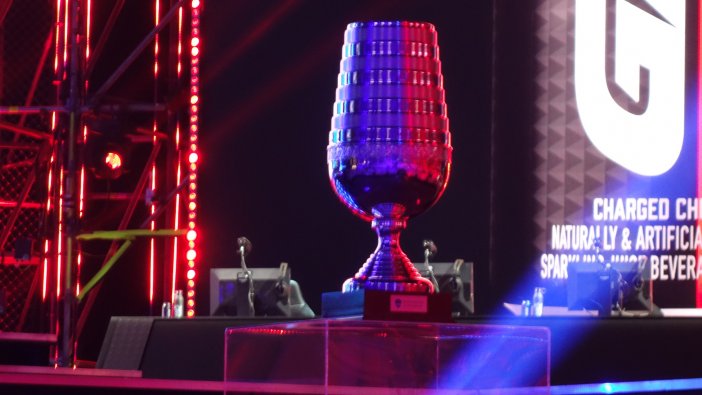 puchar dla zwycięzców turnieju Doty 2 w Katowicach