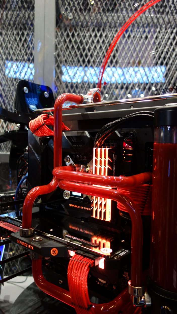 chłodzenie wodne komputera z obudową w kształcie kapsuły