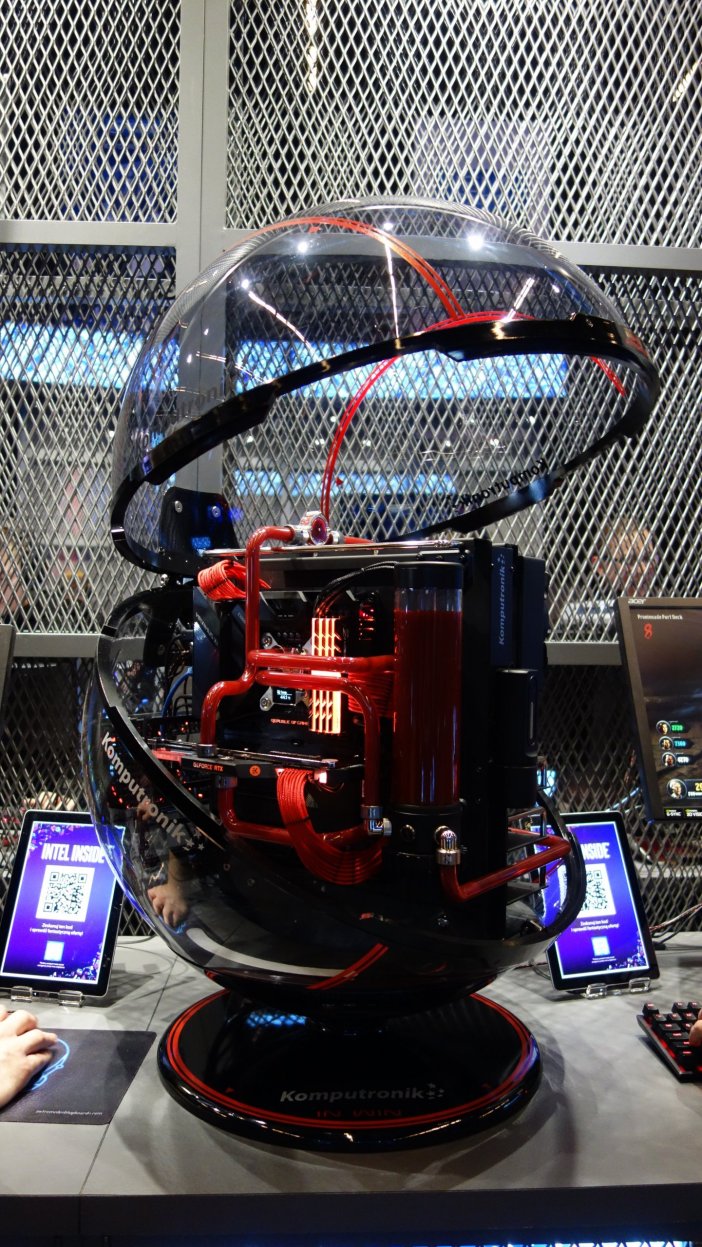 kompuer z wodnym chłodzeniem i obudową w kształcie kapsuły