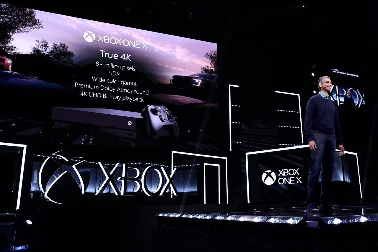 To właśnie Kareem Choudhry prezentował Xboxa One X w 2017 roku (fot. Microsoft)
