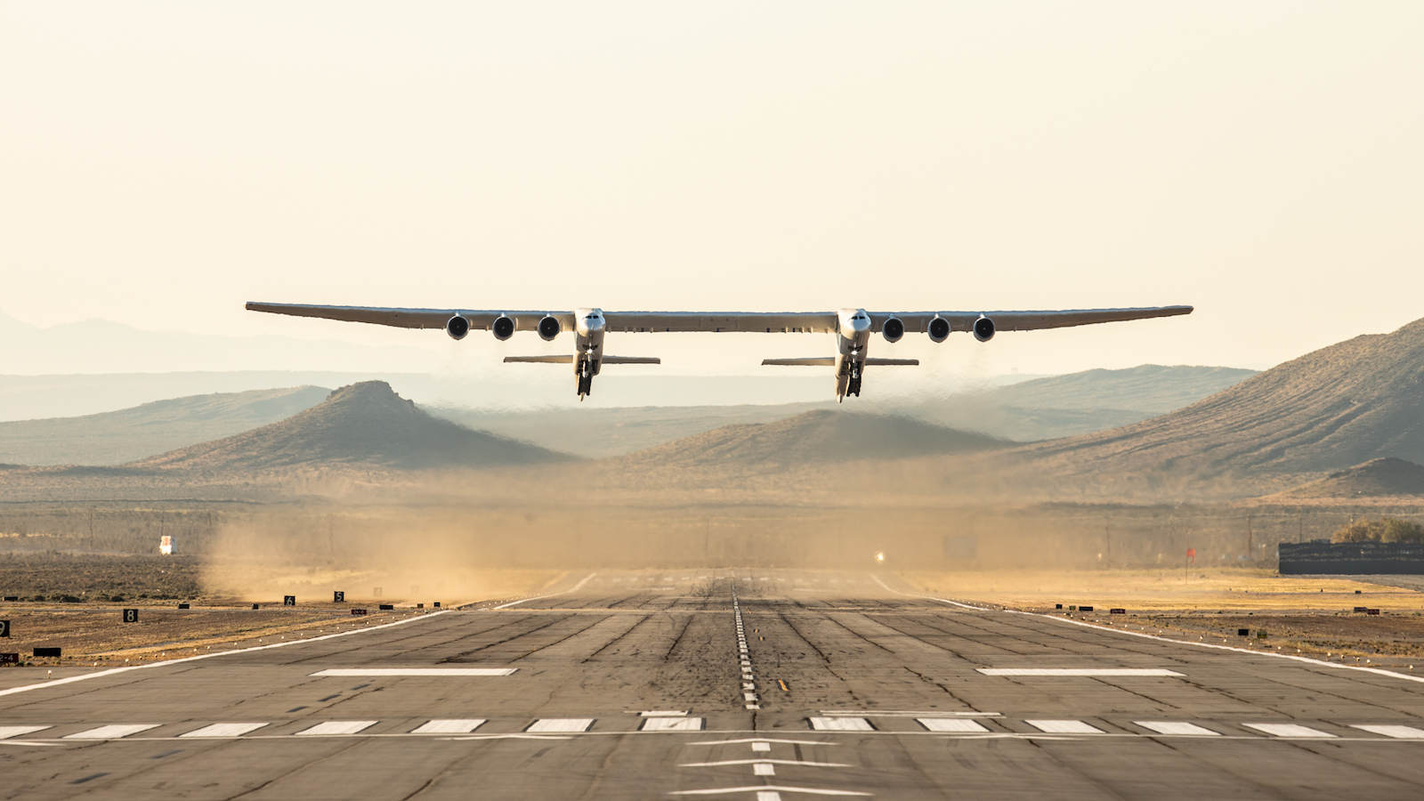 Największy samolot świata zakończył próbny lot