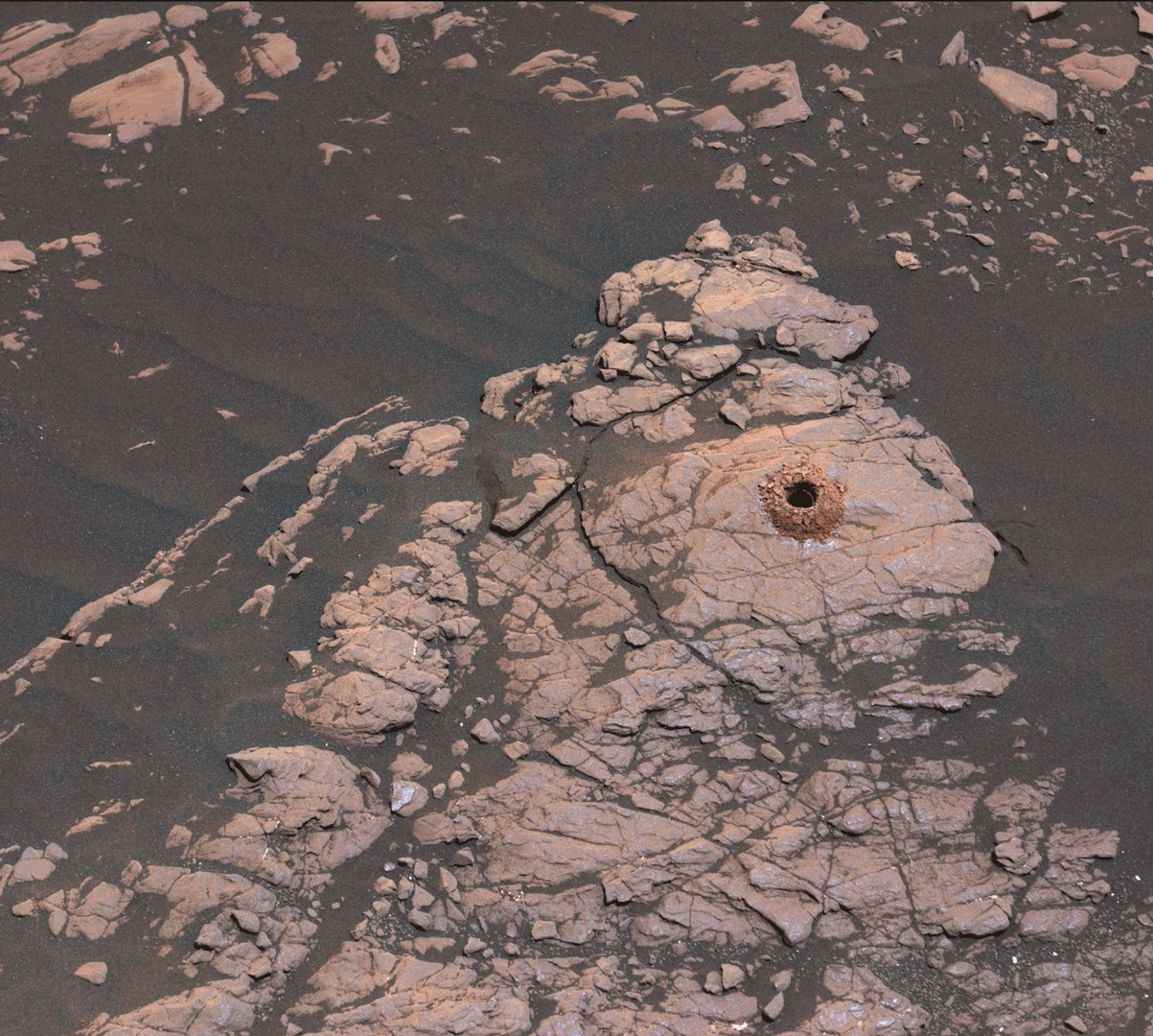 Łazik Curiosity wywiercił dziurę w powierzchni Marsa