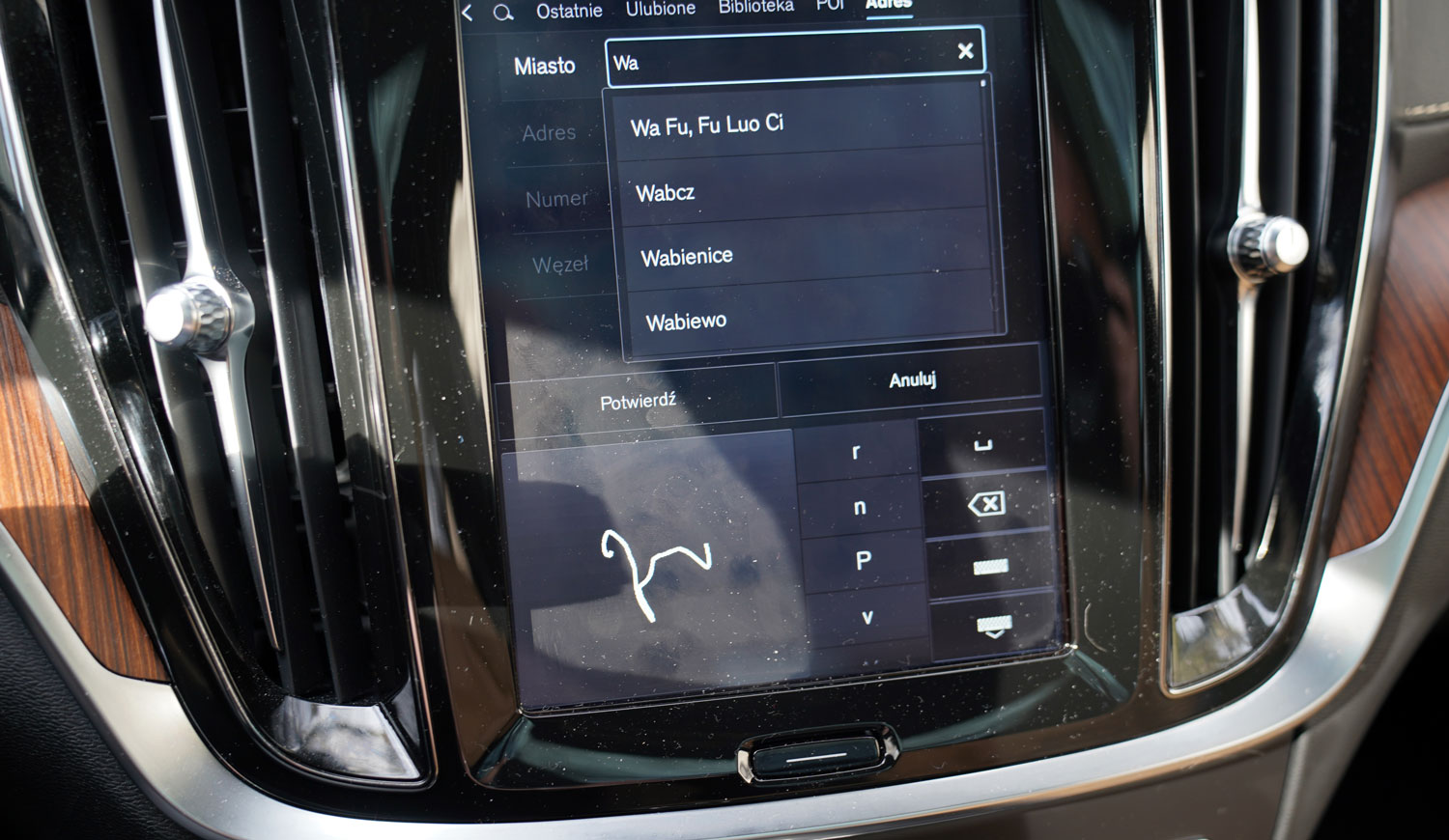 Volvo V60 CrossCountry D4 Polestar Performance wewnątrz - ekrany