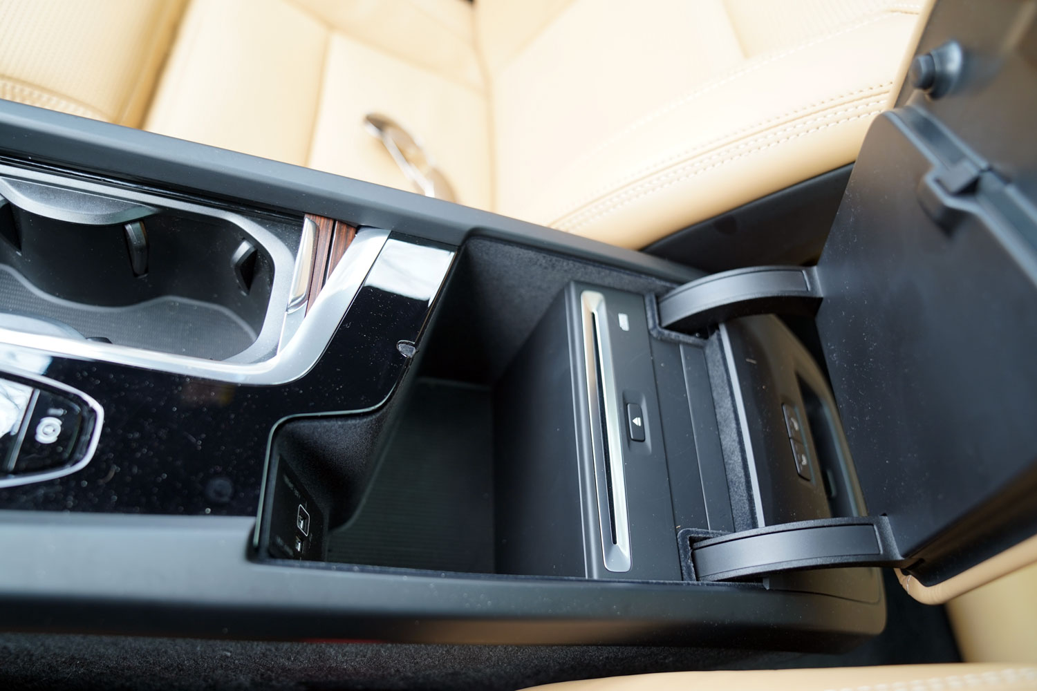 Volvo V60 CrossCountry D4 Polestar Performance wewnątrz