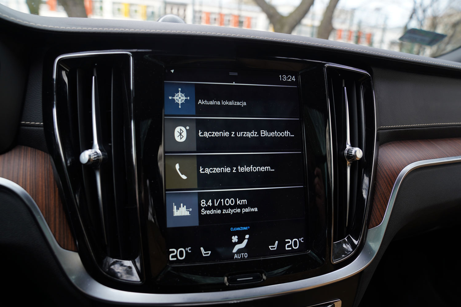 Volvo V60 CrossCountry D4 Polestar Performance wewnątrz - ekrany