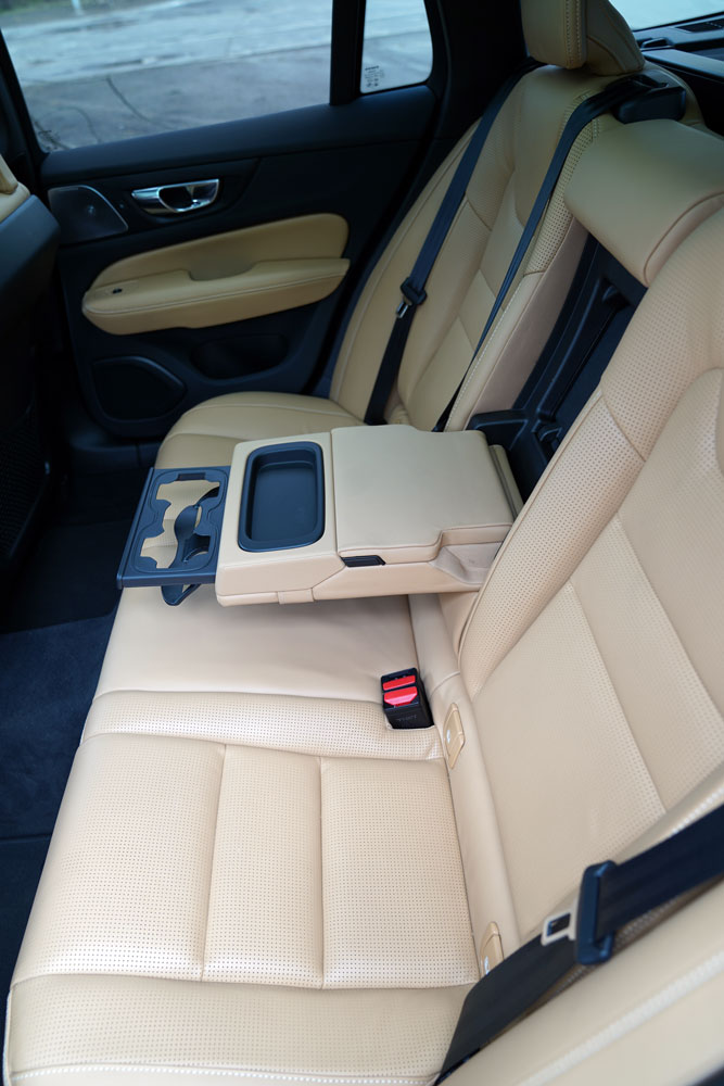 Volvo V60 CrossCountry D4 Polestar Performance wewnątrz