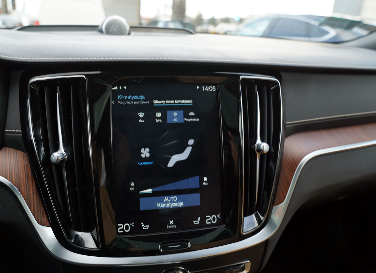 Volvo V60 CrossCountry D4 Polestar Performance wewnątrz - ekrany