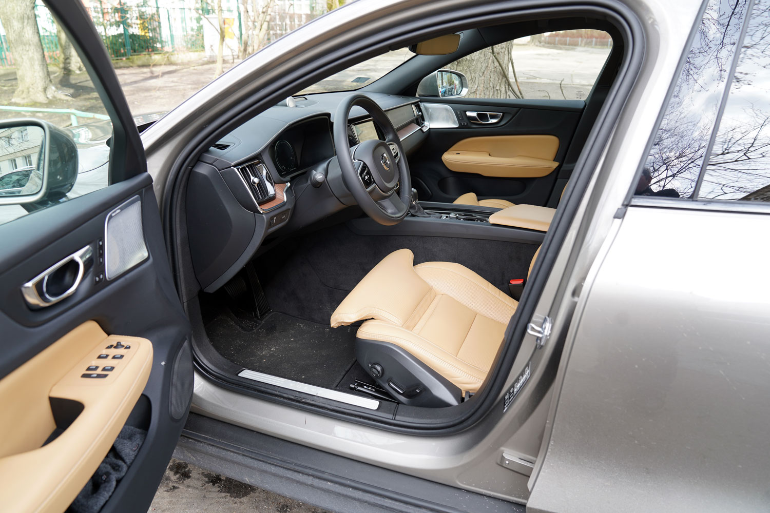 Volvo V60 CrossCountry D4 Polestar Performance wewnątrz