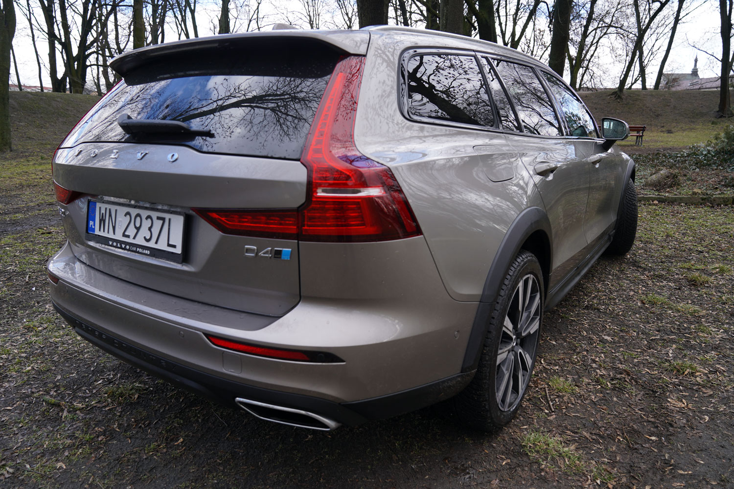 Volvo V60 CrossCountry D4 Polestar Performance z zewnątrz