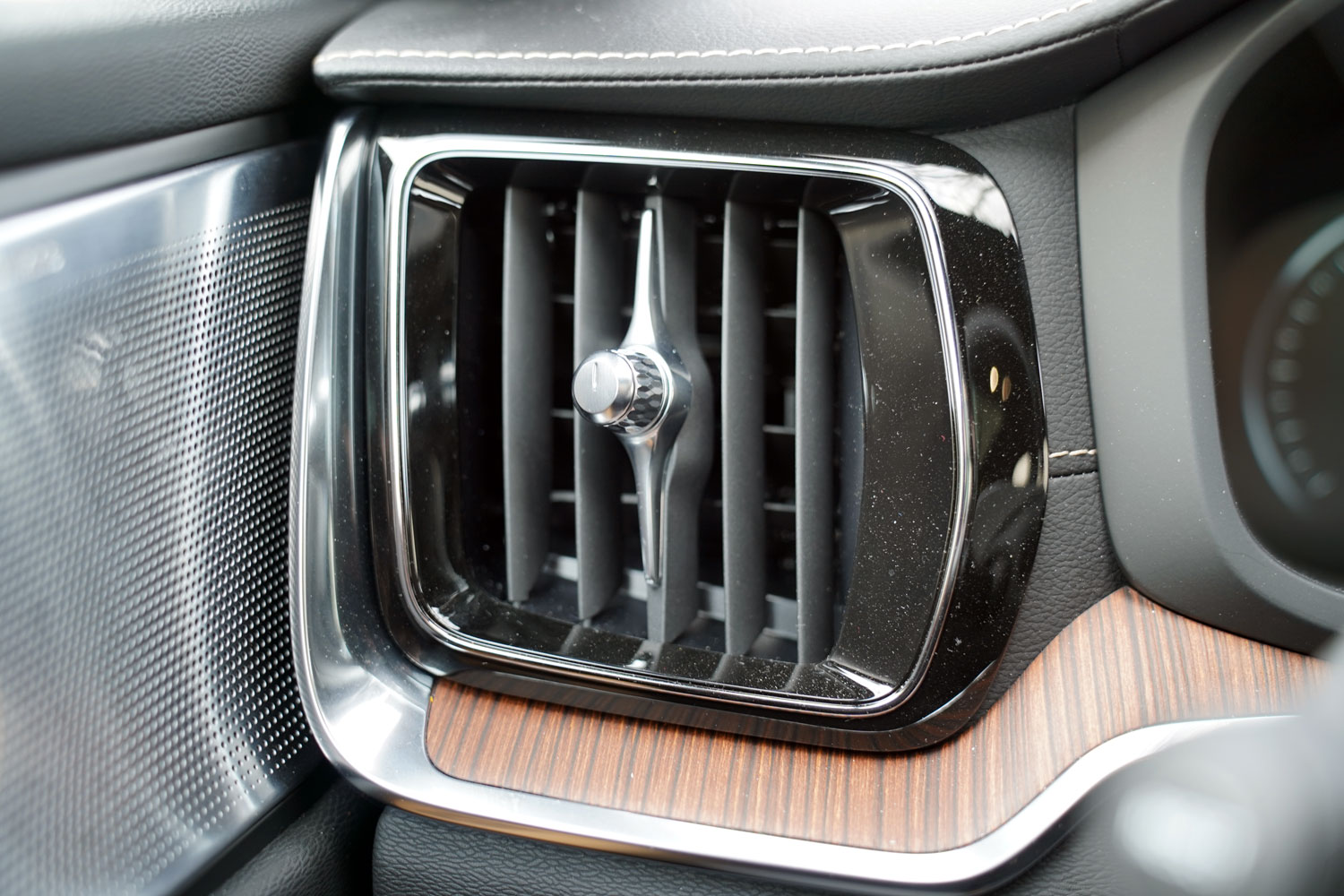 Volvo V60 CrossCountry D4 Polestar Performance wewnątrz