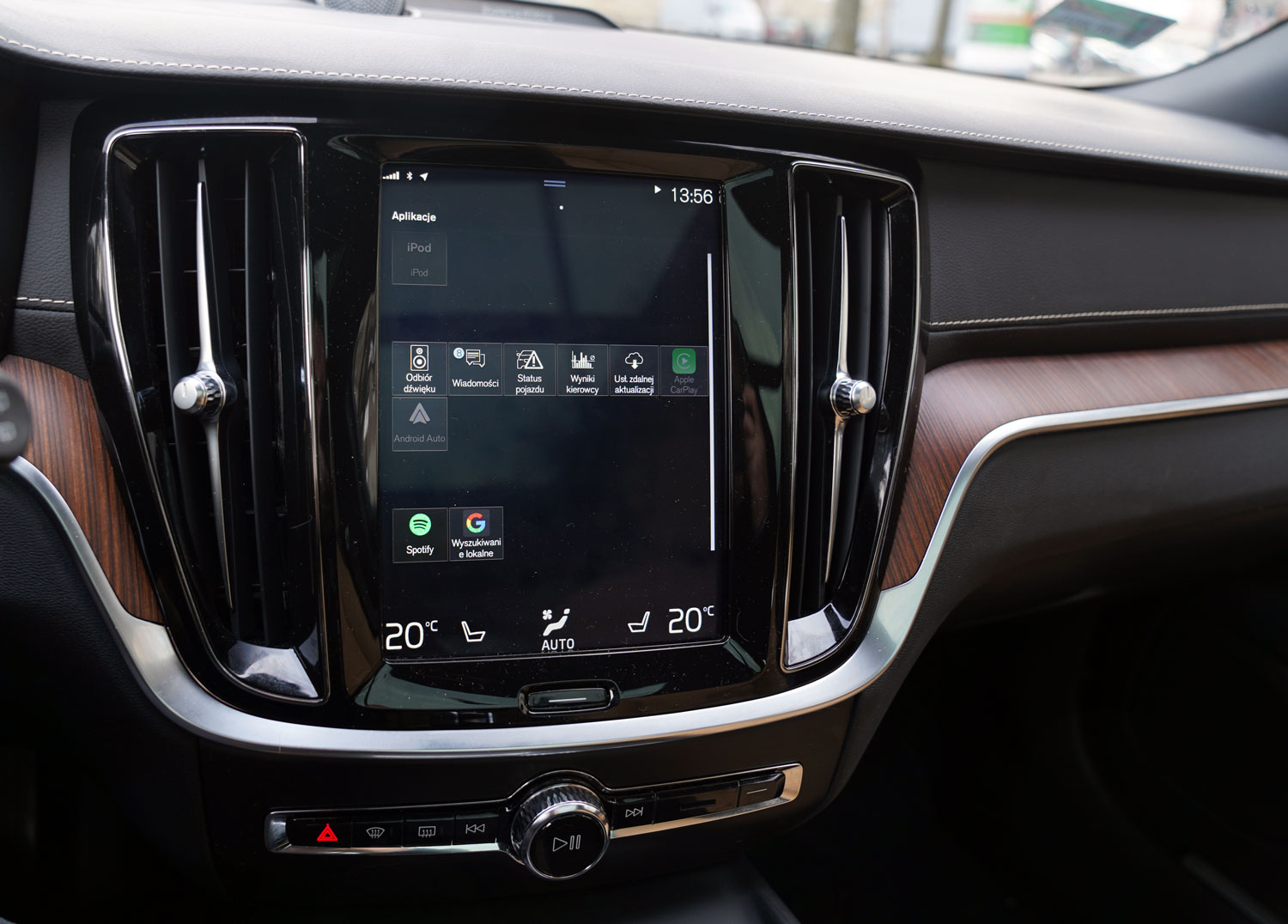 Volvo V60 CrossCountry D4 Polestar Performance wewnątrz - ekrany