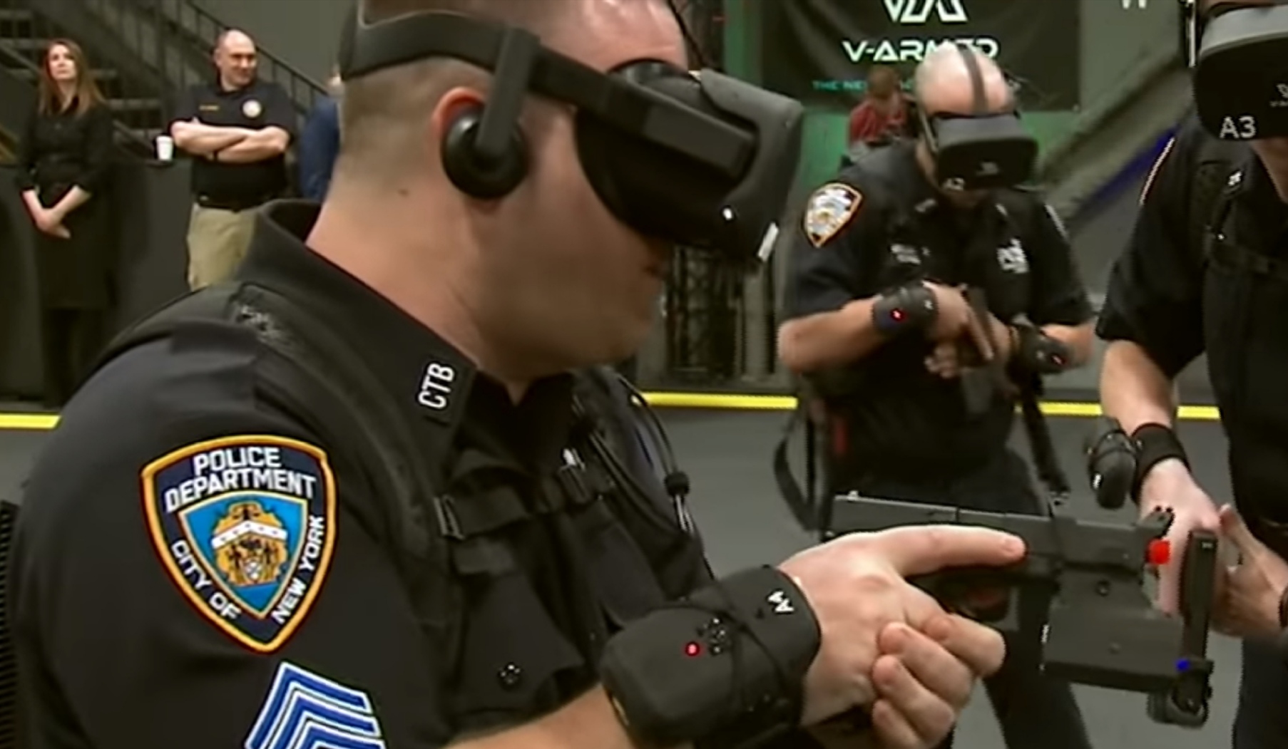 Policjanci w goglach VR