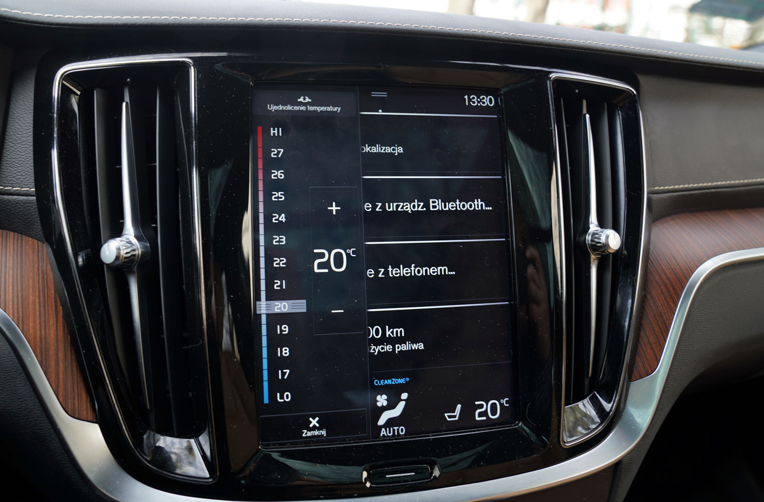 Volvo V60 CrossCountry D4 Polestar Performance wewnątrz - ekrany