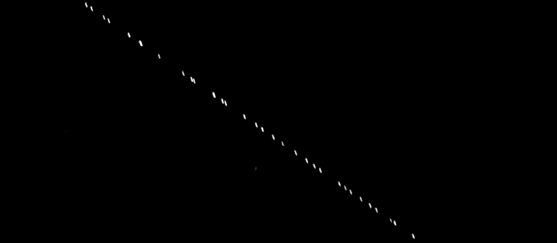 W maju na nocnym niebie można było dostrzec 60 satelitów Starlink wystrzelonych przez SpaceX (fot. michał m / youtube)
