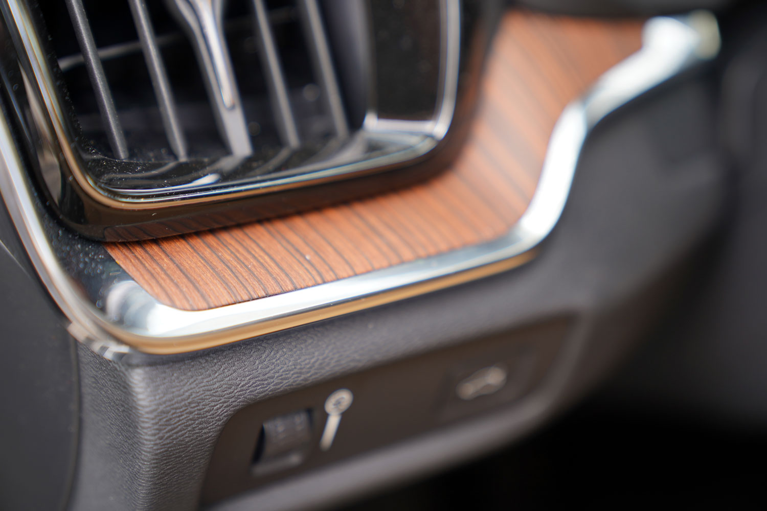 Volvo V60 CrossCountry D4 Polestar Performance wewnątrz